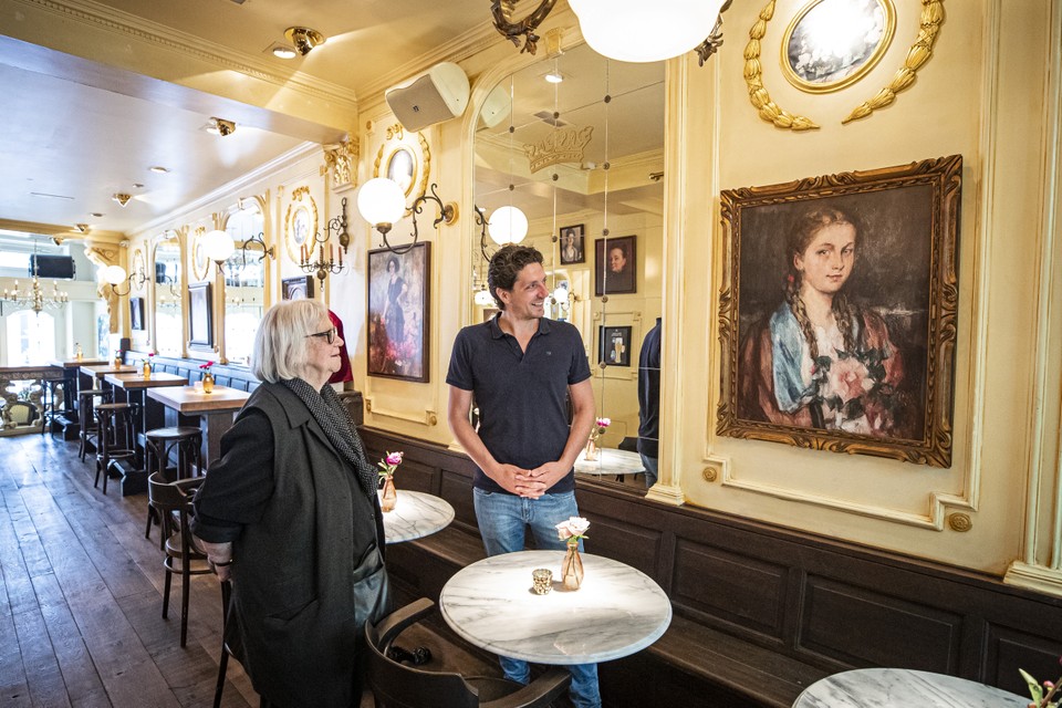 Maria Adams van de Jean Laudy Stichting en Kevin Wijmans van grand café Bruxelles, waar veertig werken van de Venlose kunstschilder Jean Laudy tentoongesteld worden. 