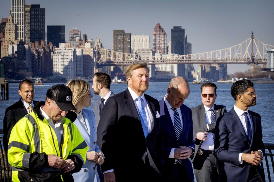 Koning Willem-Alexander wordt in New York geïnformeerd over een waterbeschermingsproject. Hij is hier voor de waterconferentie van de Verenigde Naties.