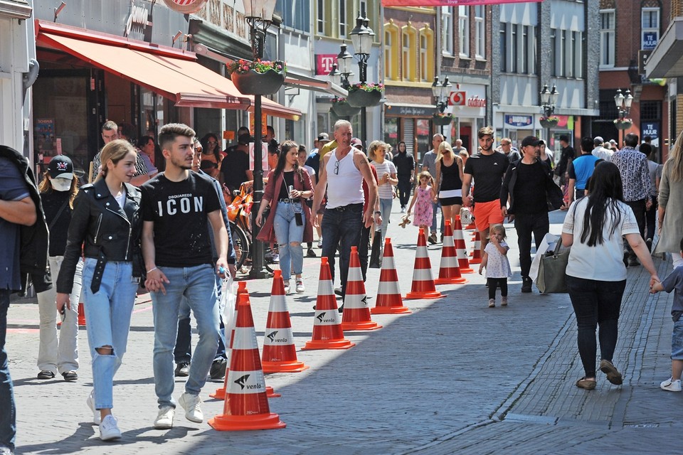 Om de drukte te spreiden, had Venlo pylonen neergezet zodat mensen de richting aanhielden.