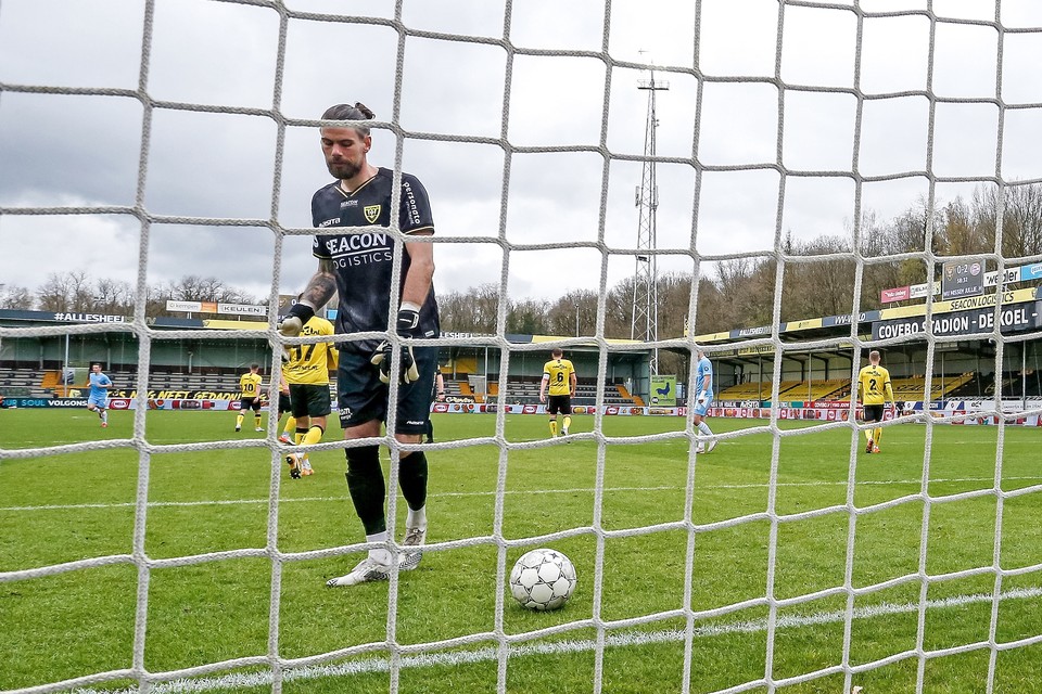 VVV-keeper Thorsten Kirschbaum is verslagen in het duel met PSV. 