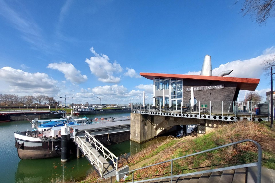 Bij de Riverside Lounge in Maasbracht kijk je uit over het water en de binnenvaartschepen in de haven.