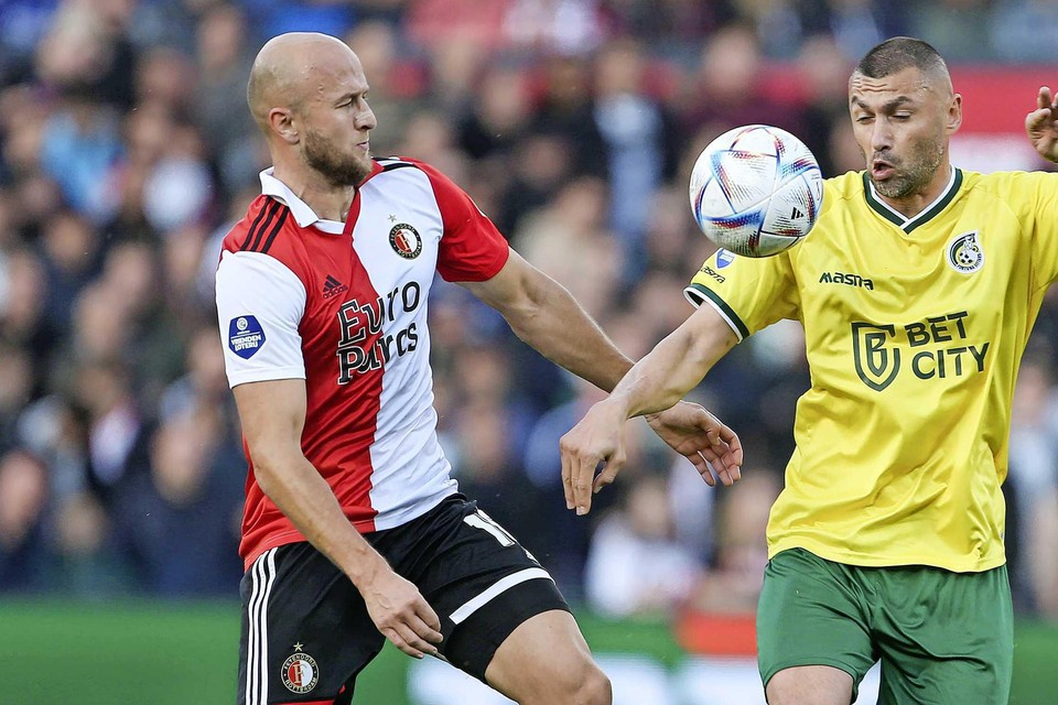 Feyenoord-verdediger Gernot Trauner in duel met Fortuna Sittard-spits Burak Yilmaz. 