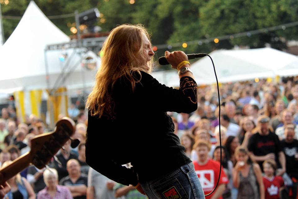 De Venlose zanger Andrew Elt op het ZOKS Festival in 2019.  