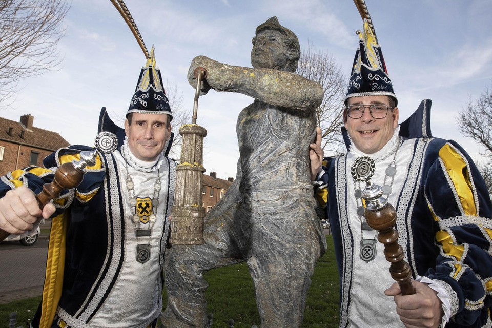 De tweelingprinsen Marcel (links) en Robert Schwikart bij het beeld van ‘d’r Piet’, het symbool van de door mijnwerkers opgerichte carnavalsvereniging Koelbertus uit Roermond.