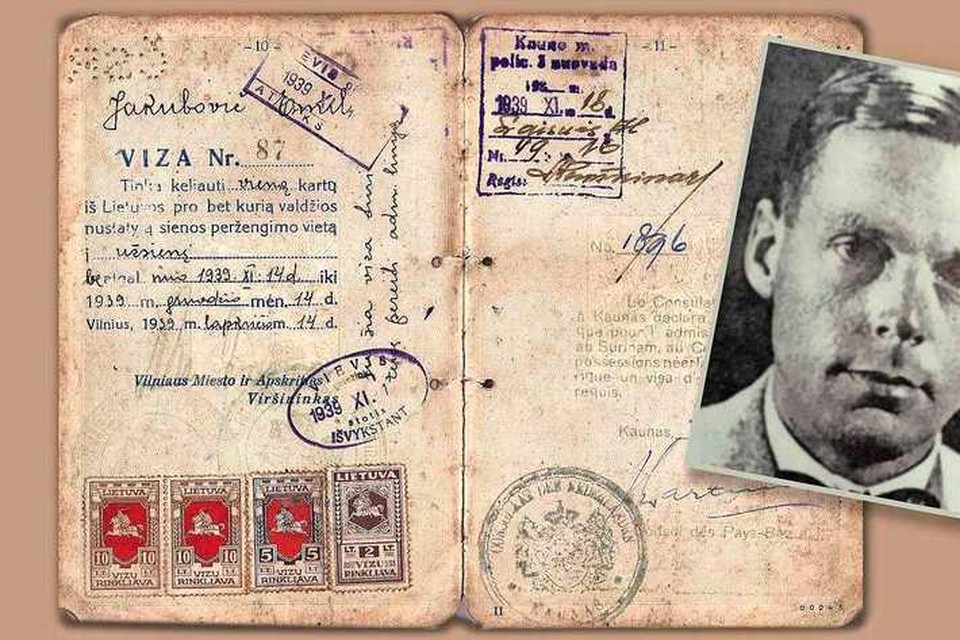 Jan Zwartendijk uit Rotterdam (kleine foto) regelde, als Nederlandse consul in Litouwen, visa voor duizenden Joden.