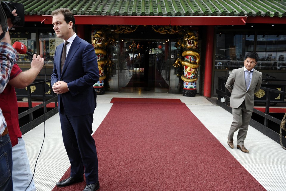 Toenmalig minister Lodewijk Asscher van Sociale Zaken staat in oktober 2014 de pers te woord bij restaurant Sea Palace na het ondertekenen van het zogeheten ‘wokakkoord’ met de Aziatische horecasector. 