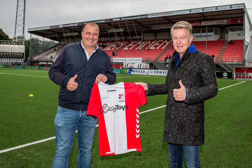 Easy Toys-oprichter Eric Idema (links) met voorzitter Ronald Lubbers van FC Emmen en het veelbesproken sponsorshirt. 