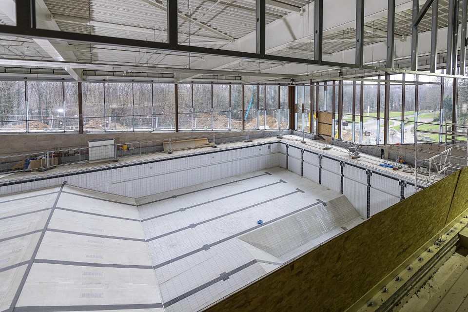 Het 25-meterbad, met uitzicht op de rotonde bij De Bril, krijgt steeds meer vorm. 