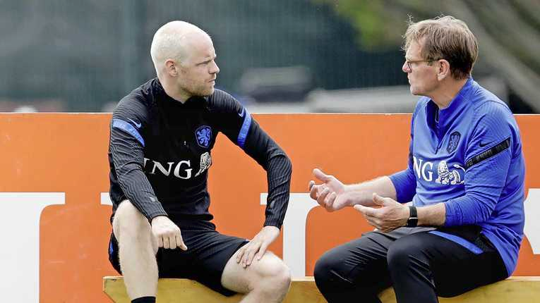 Dwight Lodeweges in gesprek met Davy Klaassen in zijn periode als assistent-bondscoach bij Oranje.