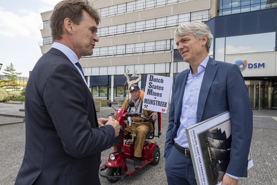 Burgemeester Roel Wever in gesprek met Joris de Beer van DSM, op de achtergrond Martin van der Heyden. 