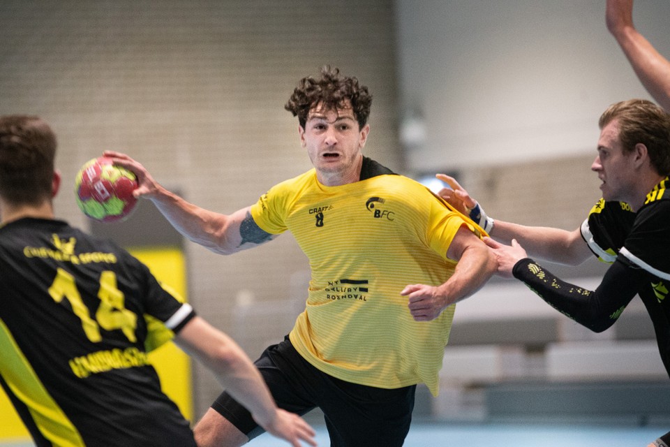 BFC-speler Teun Lemmens (geel shirt) in duel met Houten. 