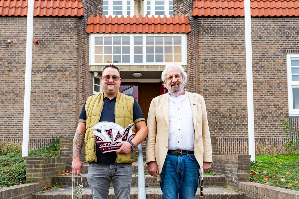 Sven Paas en Bert Knol bij het Cultuurhuis Heerlen waar in het verleden de eerste Postbuulenbals plaatsvonden. 