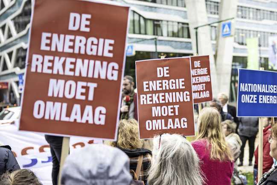 Mensen protesteren bij de Tweede Kamer voor verlaging van de energierekening. 