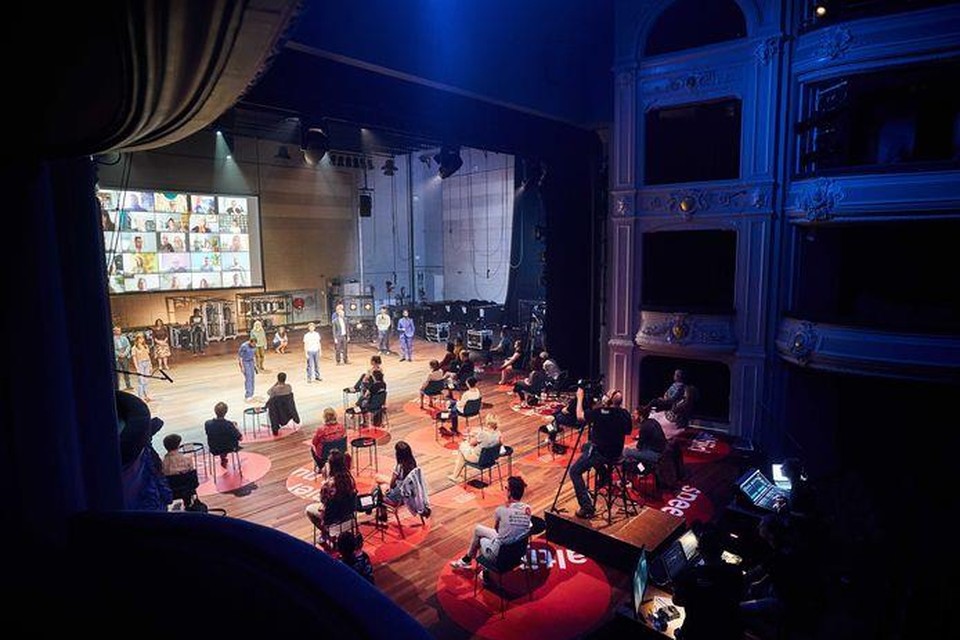In de zaal van de Koninklijke Schouwburg speelde Het Nationale Theater in juni een korte voorstelling. Er is door de coronamaatregelen veel minder plek voor publiek. 