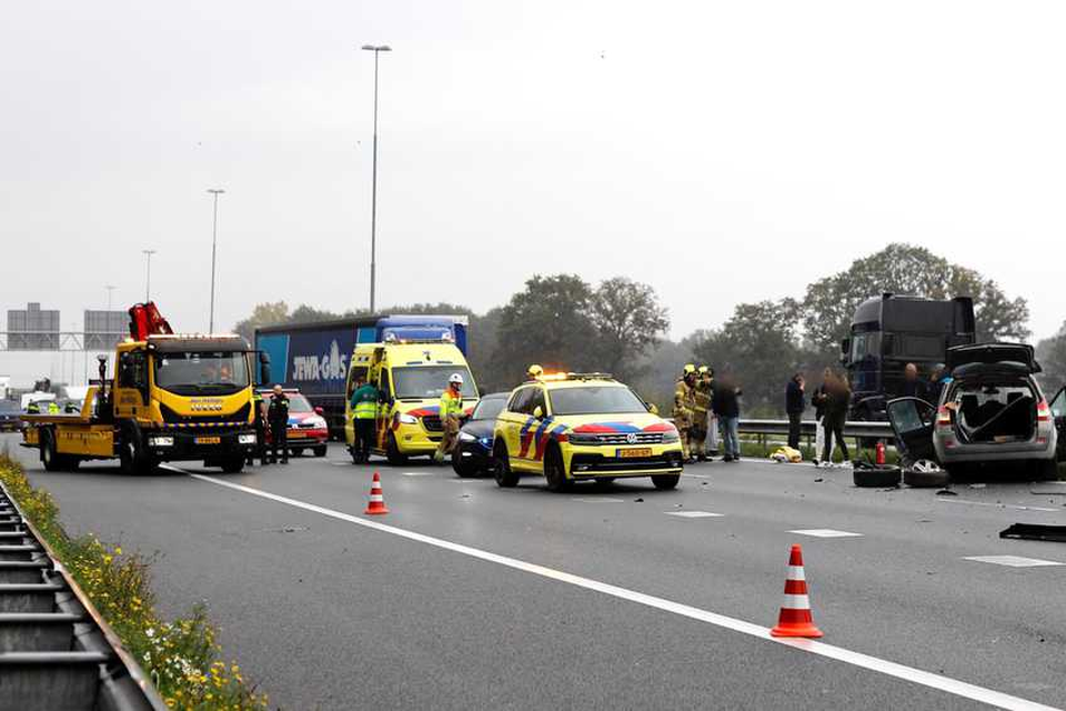 De schade is groot bij knooppunt Rijkevoort op de A73 na een botsing met meerdere voertuigen. 