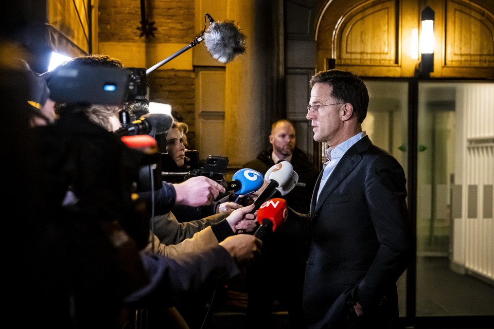 Premier Mark Rutte staat na afloop van het ingelaste kabinetsberaad de pers te woord.
