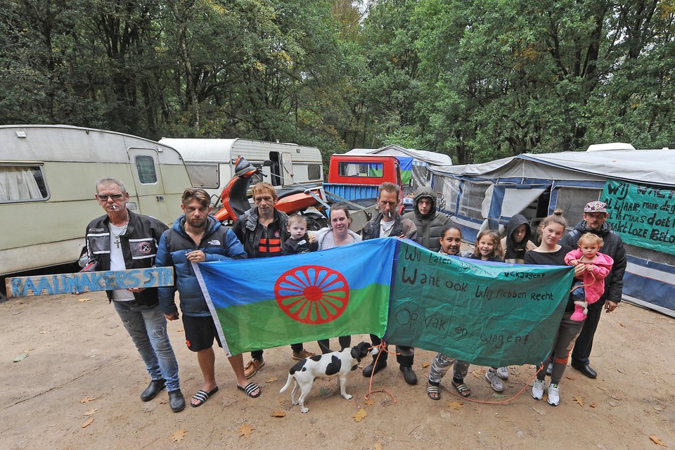 De familie Raaijmakers heeft zijn intrek genomen in vier caravans in het bos aan de Kesselseweg in Helden. 