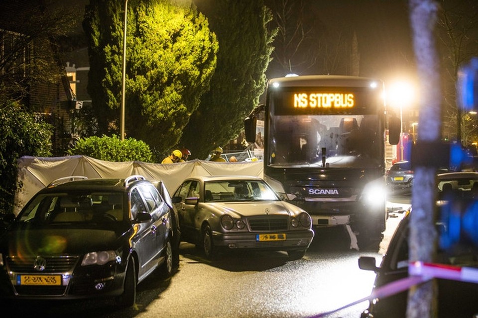 Hulpdiensten aan het werk bij een groot ongeluk aan de Comeniuslaan. Een bus is tegen meerdere auto’s aangereden. 