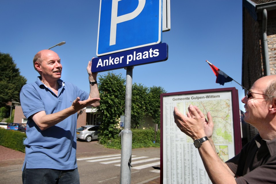 Wim en Hans Anker bij hun eigen Anker plaats in Slenaken.  