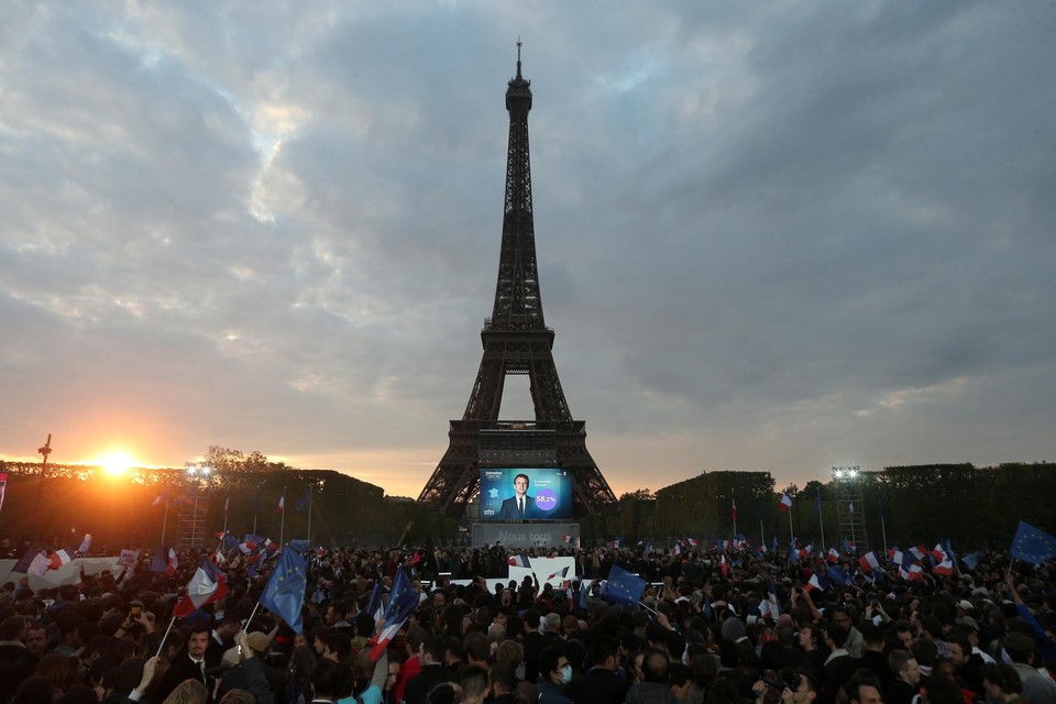 Aanhangers van Macorn vieren ’s avonds feest bij de Eiffeltoren in Parijs. 