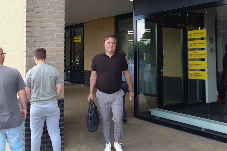 Jeffrey van As verlaat het Parkstad Limburgstadion. 