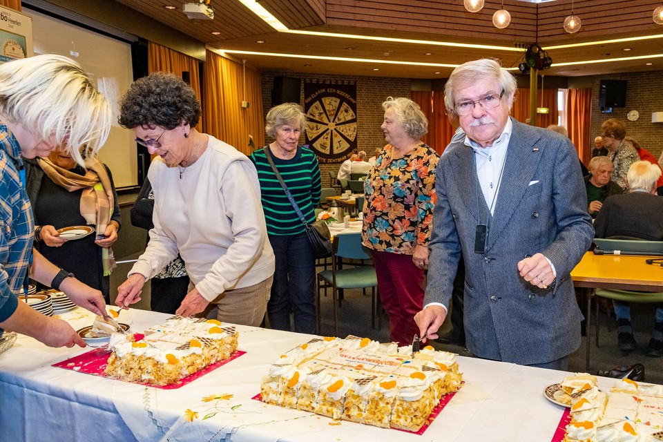 Een feestelijk moment voor Jo Piefer en KBO Heerlen Stad: het aansnijden van de taart die de afdeling recent won. 