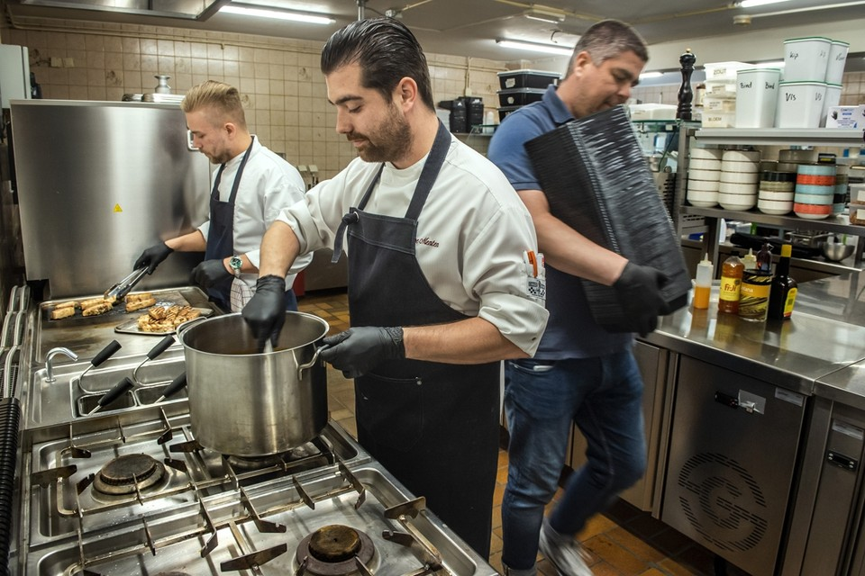 De koks van Gastrobar Puro gingen in coronatijd bij mensen thuis een driegangenmenu bereiden. Rechts toenmalig eigenaar en chef-kok Jeroen Brouns. 