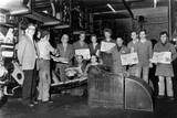 thumbnail: Trots haalden medewerkers de krant van de drukpers waarmee de Nobelstraat werd uitgeluid.