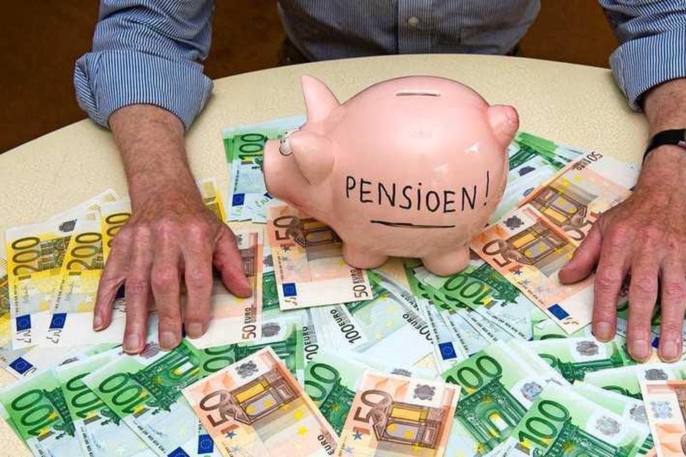 Werknemers die een greep uit hun pensioenpot willen doen, moeten hun pensionering wellicht uitstellen.