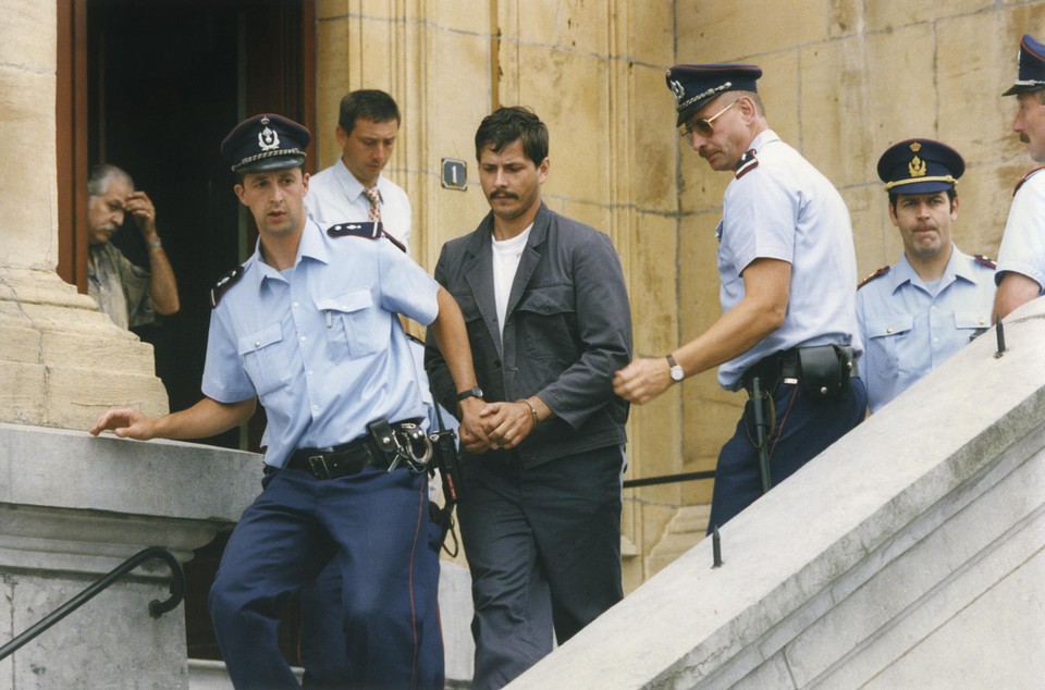 Marc Dutroux bij het verlaten van de rechtbank in Neufchâteau. 