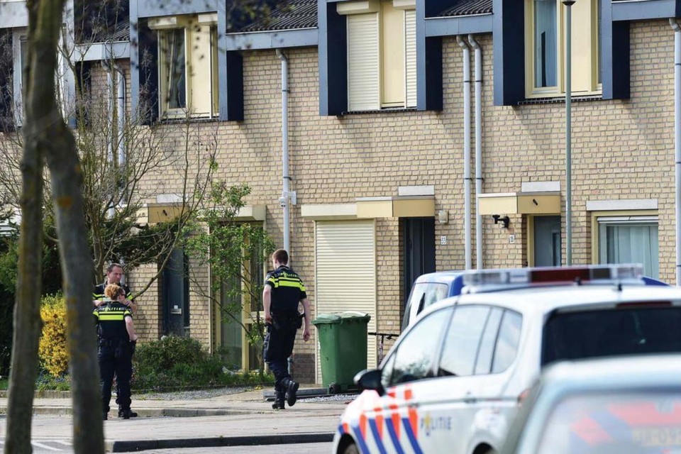 De rolluiken van de woning bleven dicht.