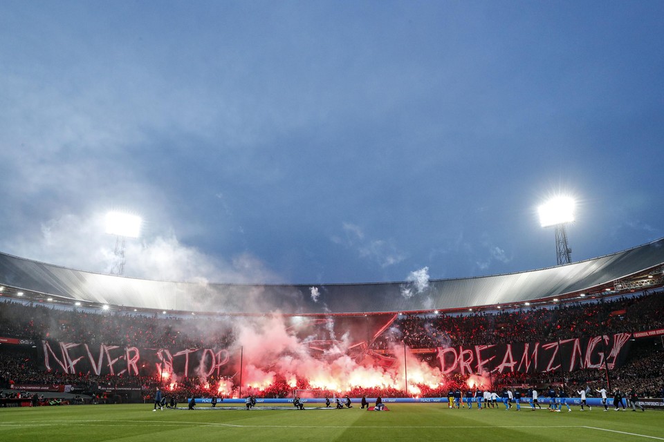 Vuurwerk in De Kuip bij de opkomst van Feyenoord en Olympique Marseille. 