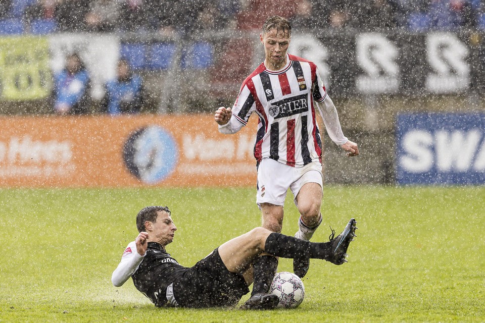 Marko Kleinen van MVV, in duel met Niels van Berkel, glijdt naar de bal.