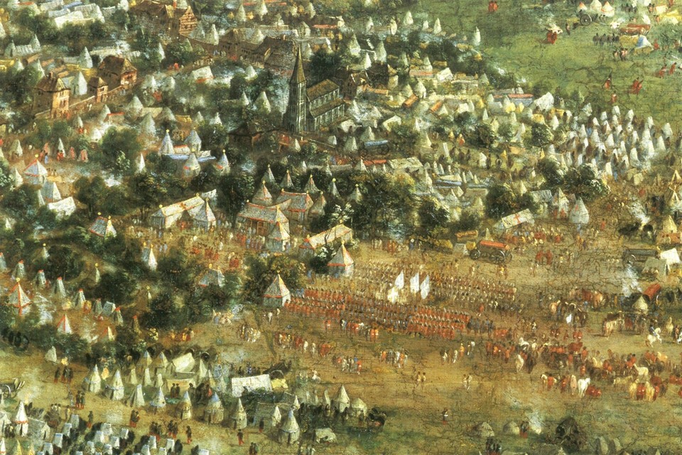Ingezoomd op het schilderij van Jean Paul is duidelijk te zien dat de koninklijke tent vlak bij de kerk van Wolder staat. 