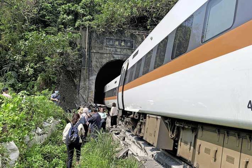 In een tunnel in het oosten van Taiwan is vrijdag een trein ontspoord. 