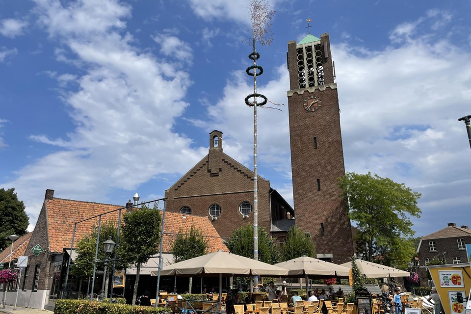 Centraal ligt midden op de Markt van Baarlo naast de kerk. 