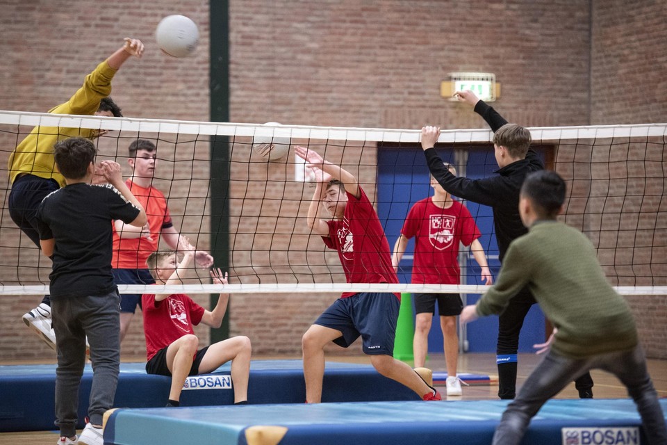Scholieren van het VMBO Holz spelen na school een combinatie van trefbal en volleybal. 