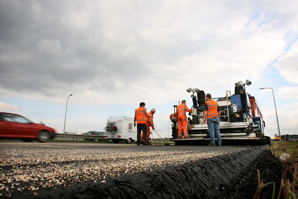 Het aanbrengen van nieuw asfalt op de Napoleonsbaan gaat langer duren. 