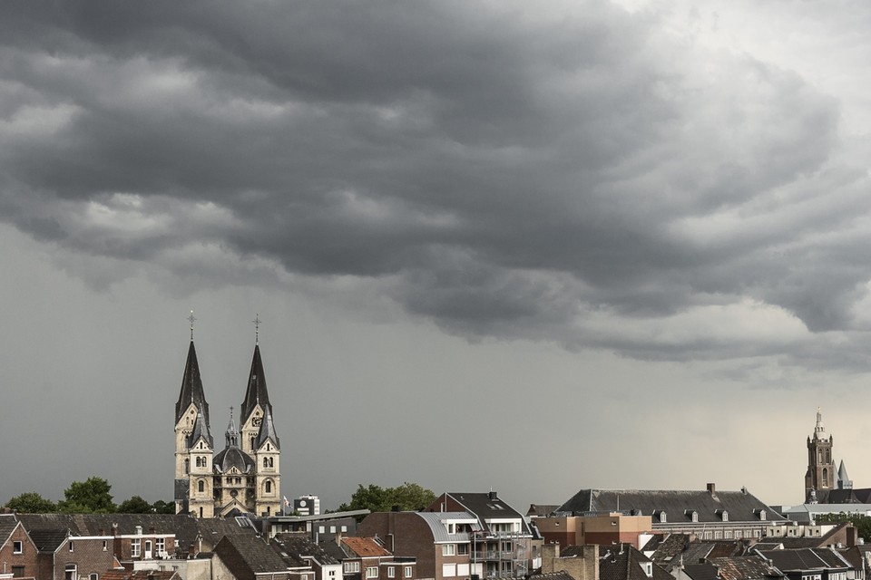 Onverwachte onweers- en hoosbuien komen als gevolg van klimaatverandering vaker voor. Op de foto een bui boven Roermond. 