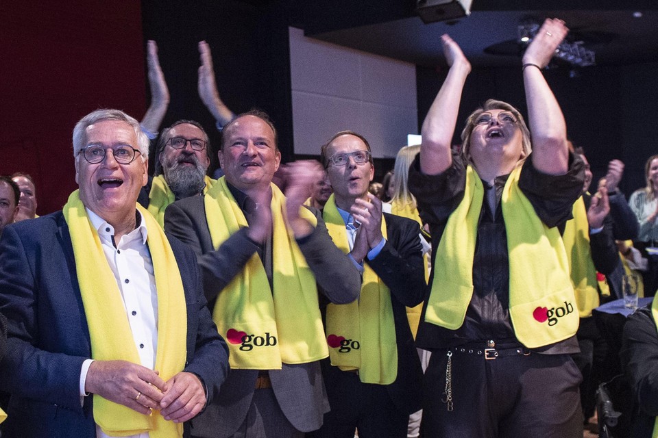 Impressie van de meest recente verkiezingsnacht in Sittard-Geleen: de GOB-top juicht na de eclatante overwinning. De lokale partij werd met afstand de grootste. 
