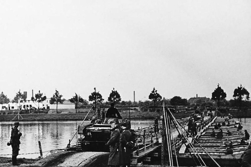 Van de brug bij Grevenbicht zijn geen foto’s meer. Via deze vergelijkbare pioniersbrug (noodbrug) werd tijdens de Duitse invasie in mei 1940 materieel via Berg aan de Maas naar Maasmechelen gebracht. 