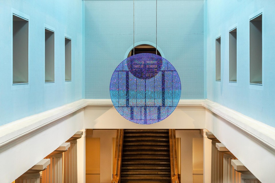 Vorige week is  in de centrale hal van de aula Minderbroedersberg een kunstwerk onthuld van Richard Vijgen: Eternal Blue. Duizenden oplichtende leds verbeelden de circa 10.000 inbraakpogingen (hacks) per dag vanuit de hele wereld op de digitale systemen van de Universiteit Maastricht. 