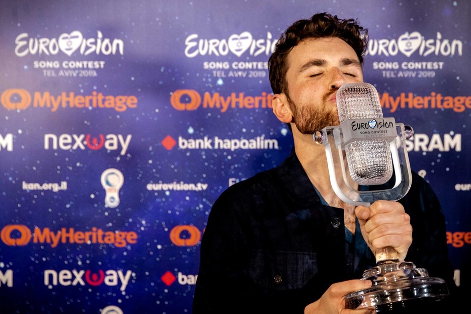 Duncan Laurence kust de trofee van het Eurovisie Songfestival 2019. Met zijn overwinning haalde hij het festival naar ons land. 
