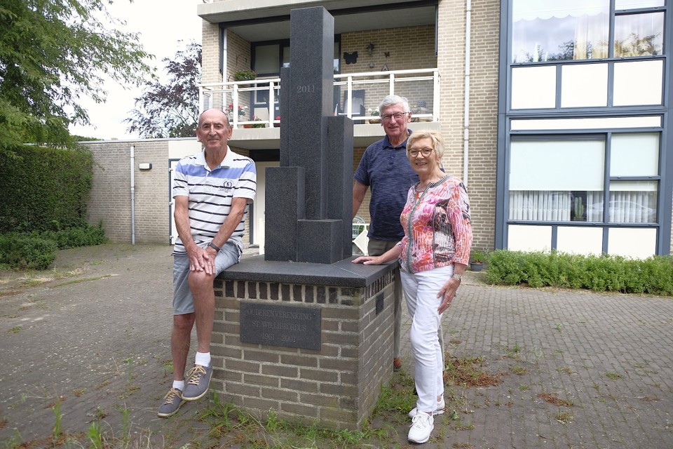 De bestuursleden Piet Rietjens, Gerard Rademaekers en Mieke van Dael bij het groeimonument aan de Frans  Strouxstraat. 