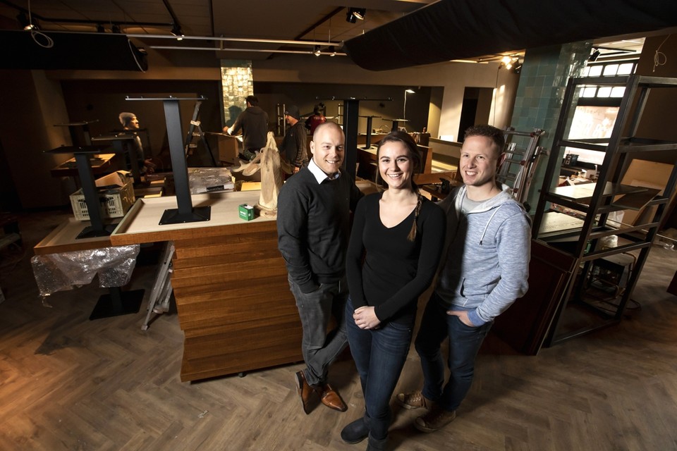 De verbouwing tot restaurant Bregje is nog in volle gang. Op de foto Ralf Jansen (links), Tara Puts en Bart Bosch. 