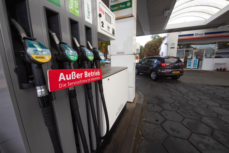 Gemiddelde prijs voor een liter Euro95 is nu fractie meer dan 2 euro per liter. 