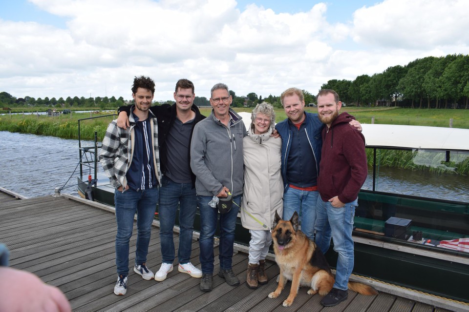 De familie Janssen, v.l.n.r. Dick, Stan, Ger, Petra, Sjoerd, Guus en hond Kyra.