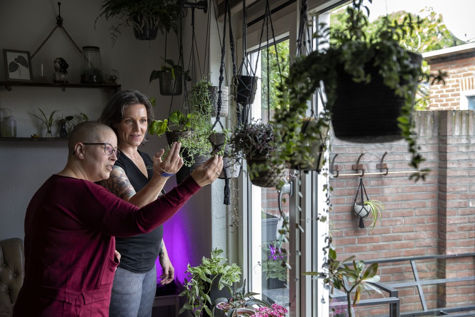 Manuela Ogier (links) en Iris Reneerkens uit Weert delen hun liefde voor planten en steken graag ook andere mensen met dit groene virus aan. 