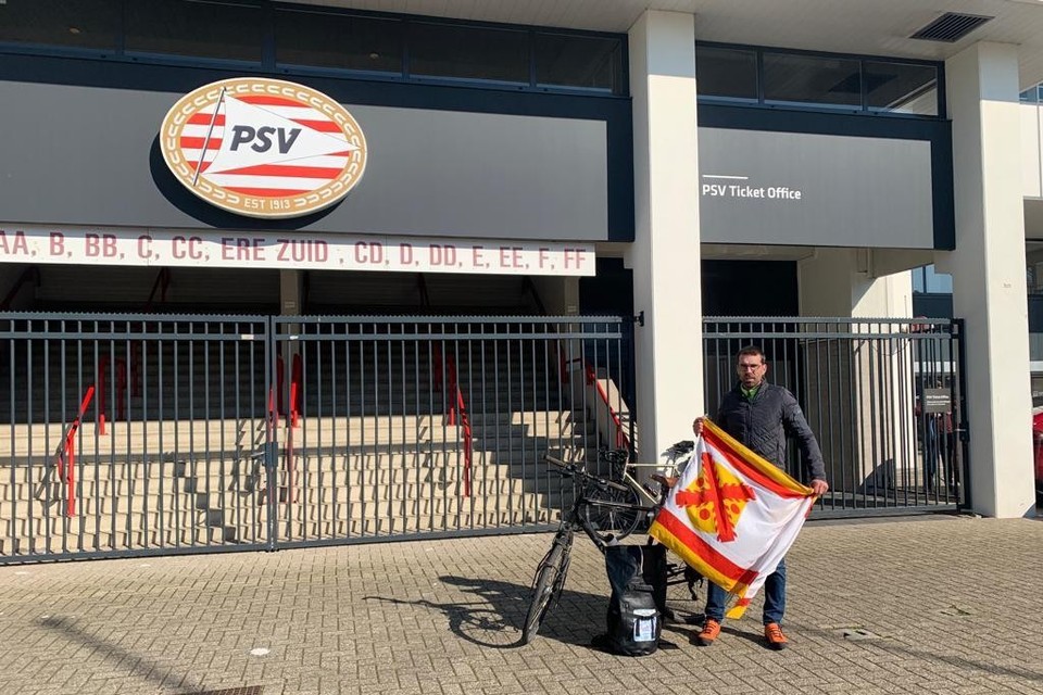 Raymond Partouns met zijn ‘trots’, de vlag van Eijsden bij het stadion van PSV.  