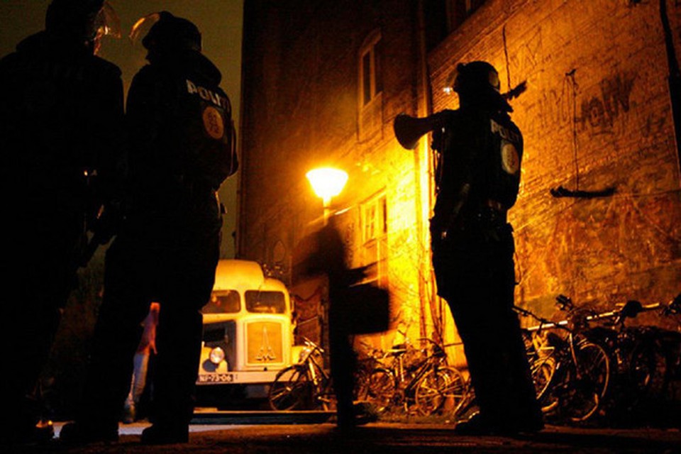 Deense agenten afgelopen nacht tijdens de klopjacht op de vermeende schutter.
